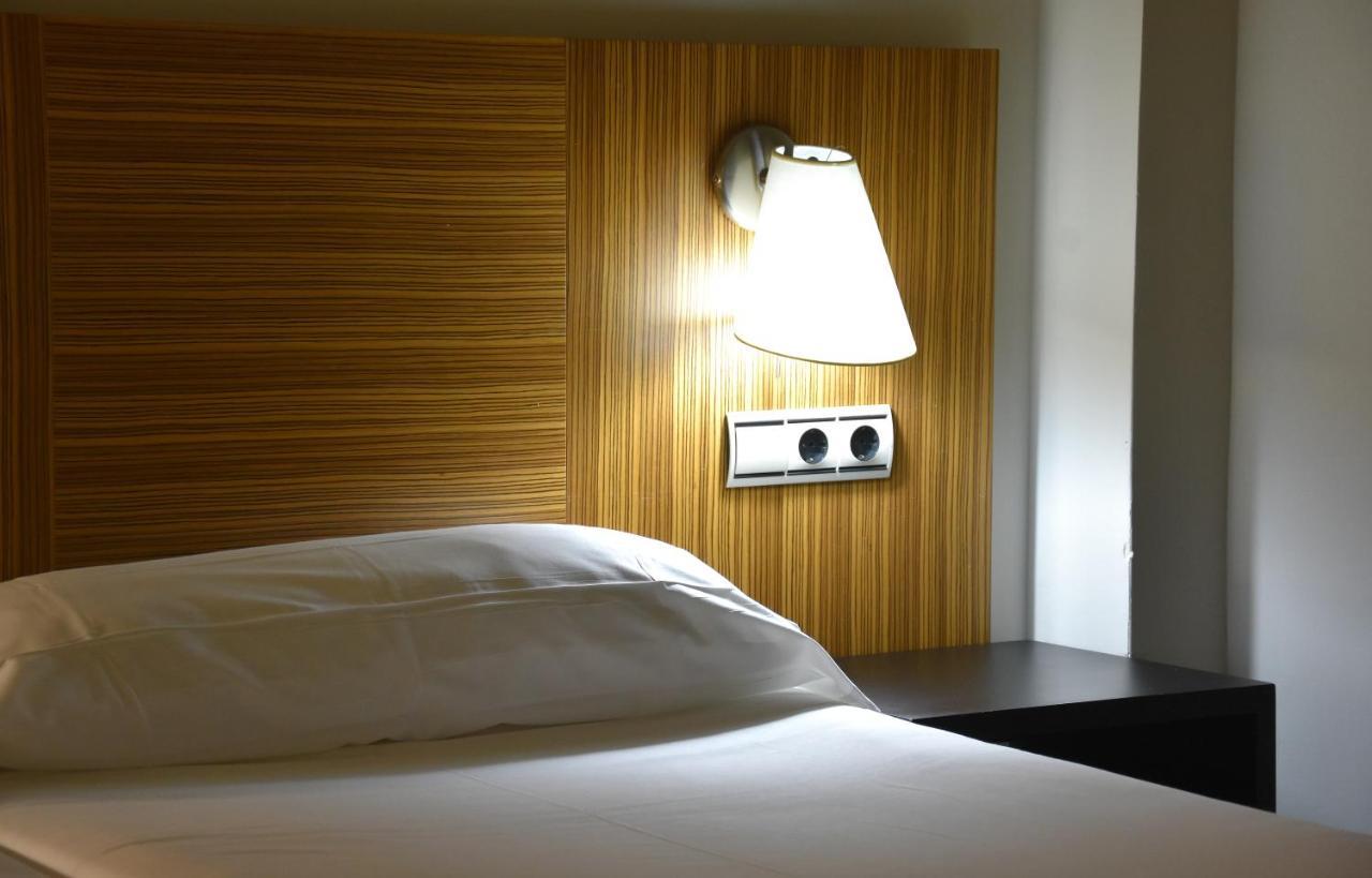 Hotel Y Apartamentos Snoe Исаба Екстериор снимка