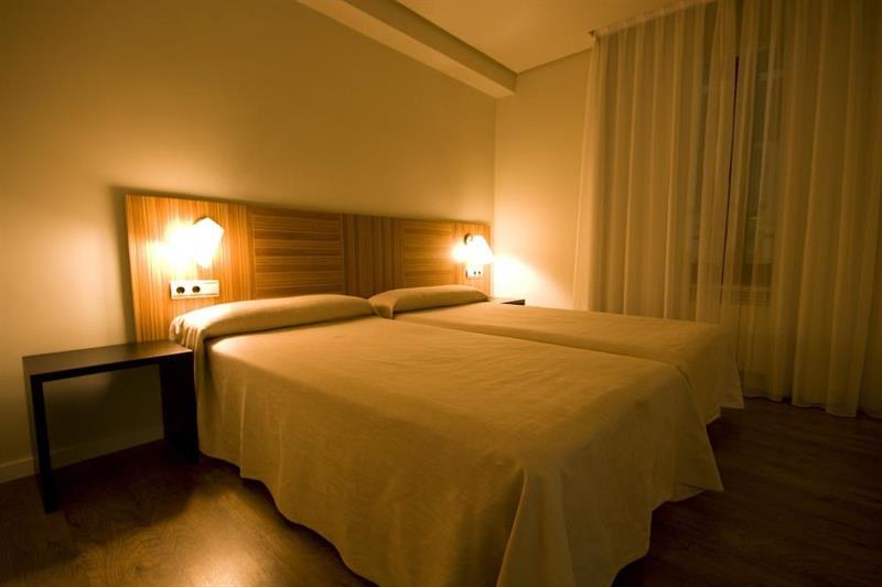 Hotel Y Apartamentos Snoe Исаба Екстериор снимка