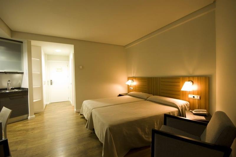 Hotel Y Apartamentos Snoe Исаба Екстериор снимка