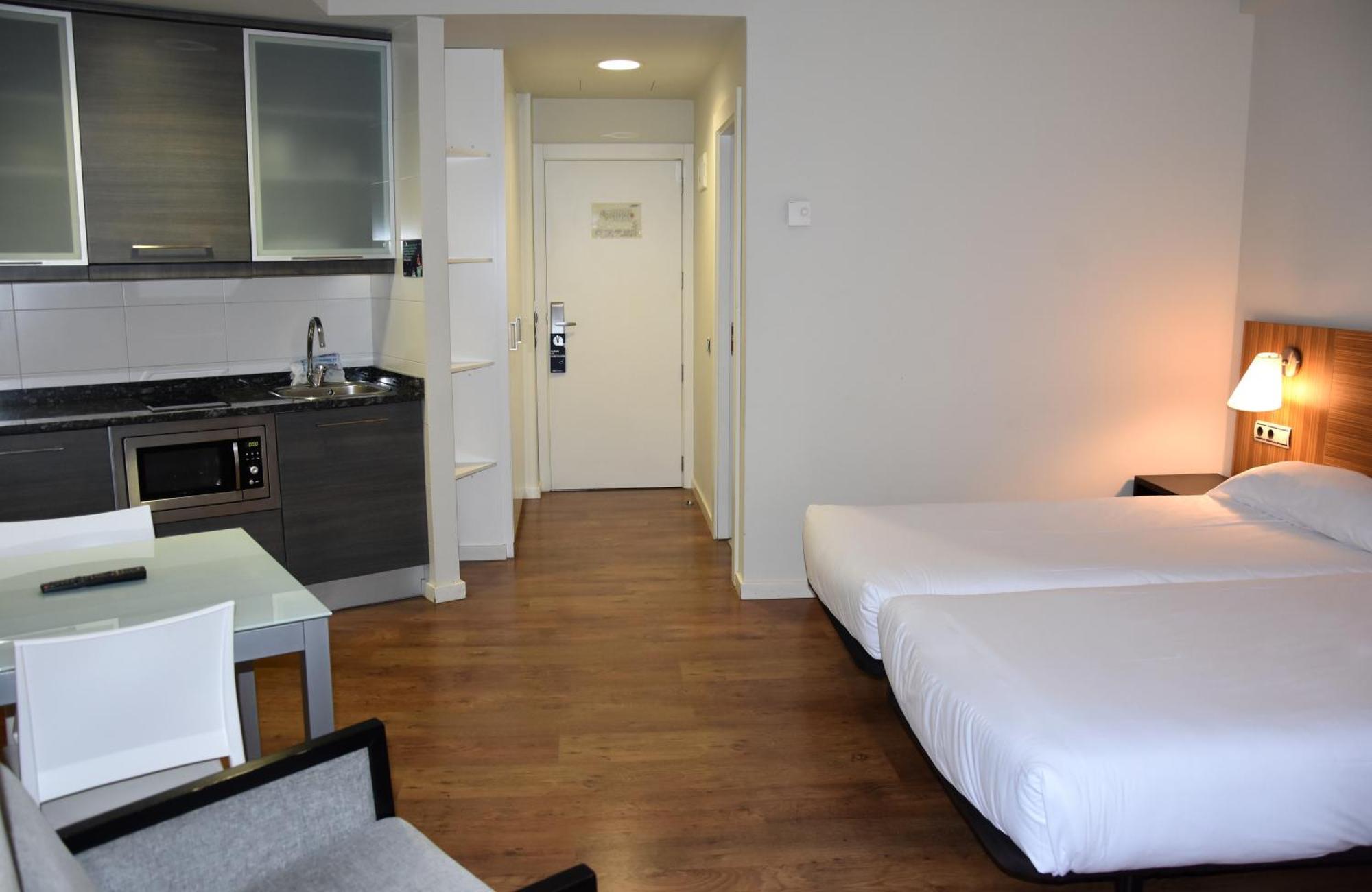 Hotel Y Apartamentos Snoe Исаба Екстериор снимка