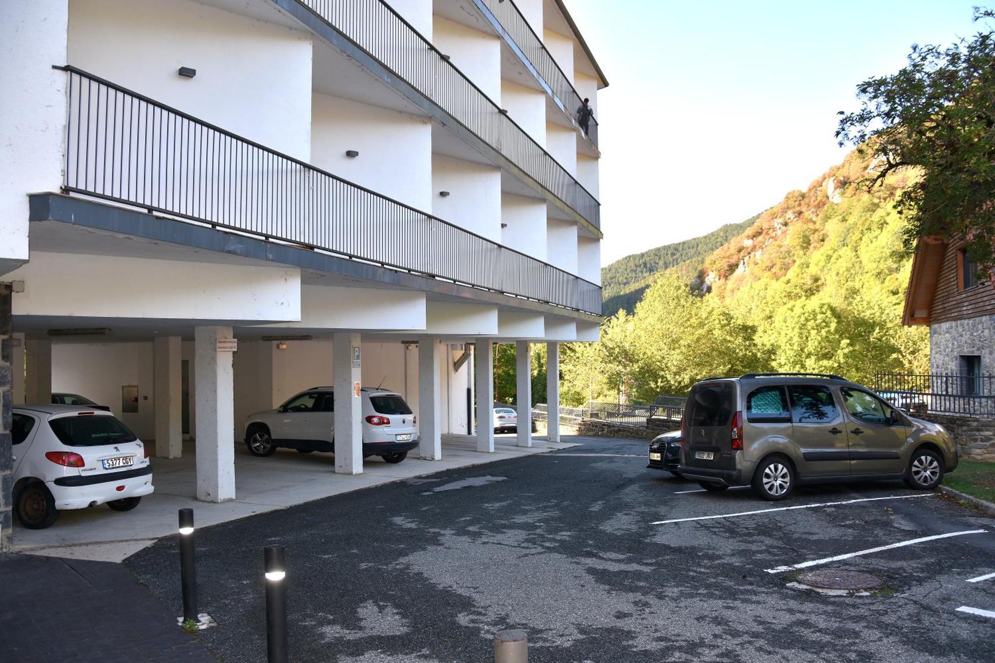 Hotel Y Apartamentos Snoe Исаба Екстериор снимка