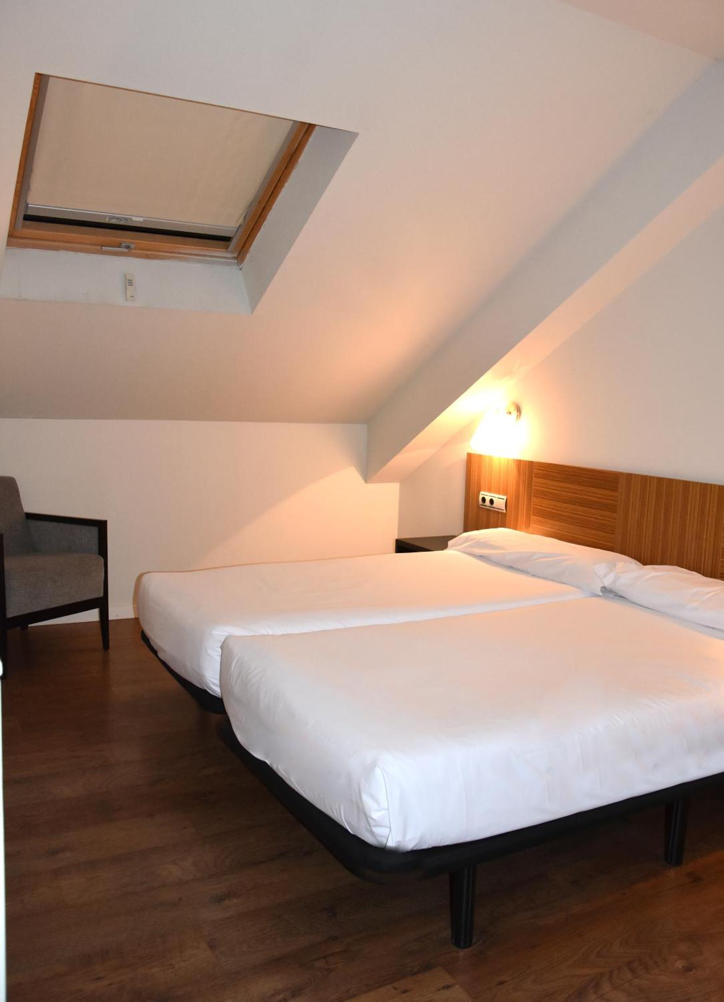 Hotel Y Apartamentos Snoe Исаба Екстериор снимка
