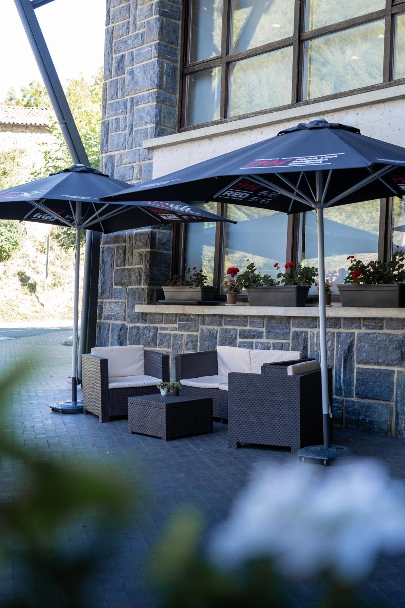 Hotel Y Apartamentos Snoe Исаба Екстериор снимка