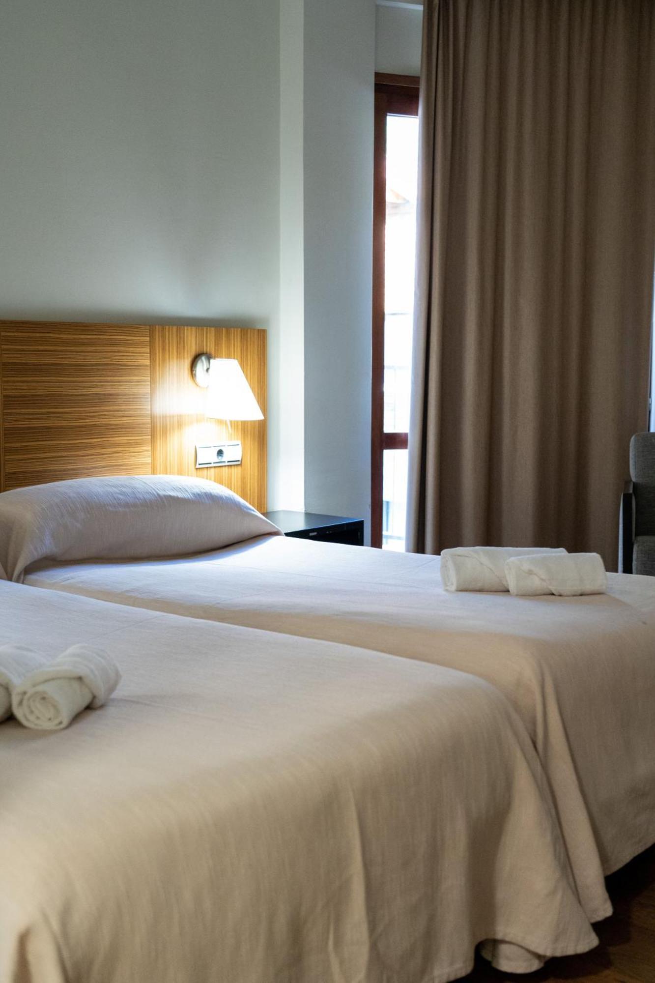 Hotel Y Apartamentos Snoe Исаба Екстериор снимка